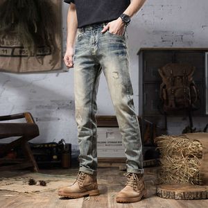 Le vieux jean fait du vent, la marque tendance des hommes avec des patchs de trous, un petit pantalon de jambe, un pantalon mendiant pour hommes, une tendance des hommes
