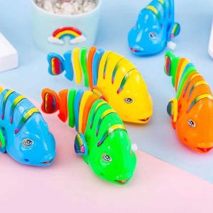 Toys de bande dessinée caricature Swinging Fish Toy Running Clock Classic Toy Newborn Spring Toy Childrens Interactive Toy S2452444