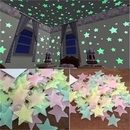 Pegatinas de ventana 100 Uds. 3cm juguetes que brillan en la oscuridad Estrella luminosa dormitorio sofá pintura fluorescente juguete para decoración de habitación de niños