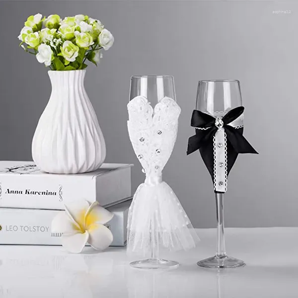 Casas de vinos 2 PCS Boda Copa Champagne Copa Juego de novia y novio Vestido blanco negro flautas Puentes rojos Regalo decorativo