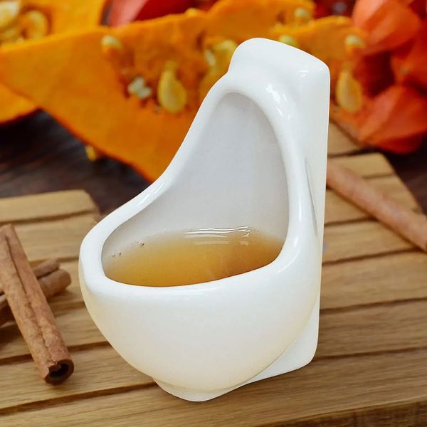 Verres à vin 4pcs nouveauté mini toilette verres à vin en céramique urinoir forme toilette farce thé lait crème glacée tasse drôle pour cadeaux créatifs en stock 231208