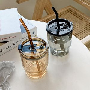 Verres à vin, extrait froid, tasse à café, thé, paille, verre d'eau avec couvercle, bouteille de lait noir