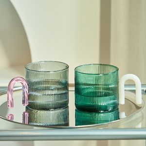 Wijnglazen kleurrijke handgreep rimpel koffiekope hitte weerstand glazen mug melk thee kantoorbekers drinkware verjaardag cadeau koffie mokken 230419