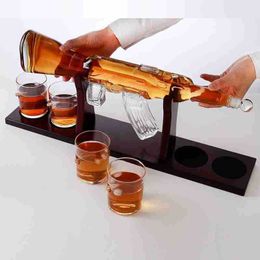 Contenedor de copas de vino AK47 Forma de pistola Decantador de whisky de vidrio de gama alta con soporte Juego de whisky para champán Dispensador elegante 230719
