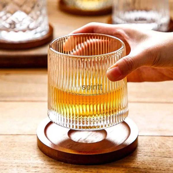 Copas de vino Vaso de whisky giratorio creativo con posavasos Taza de jugo transparente Vaso de vino de cristal Vodka Coñac Brandy Snifter Shake Cup YQ240109