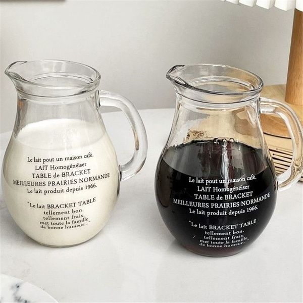 Verres à vin Alphabet français Pot en verre grande capacité Famille Iced Americano Latte Fruits Thé Milkshake Tasse à boire Tasse Partage Pot à lait 230725