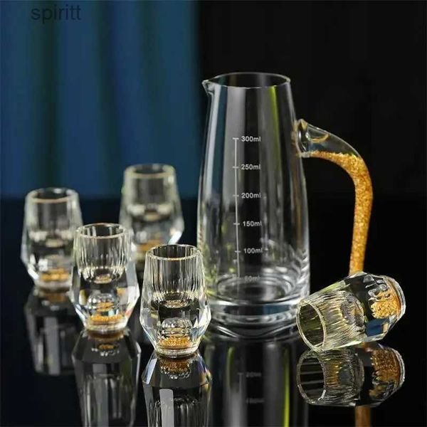 Copas de vino Juego de copas de licor de lámina dorada Copa de cristal para el hogar Copa de vino pequeña Dispensador de vino Juego de vino YQ240105