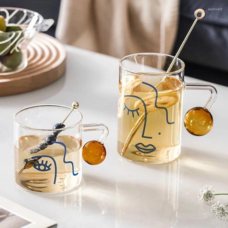 Vinglas i stil transparent latte kopp söt frukostmjölk med sfäriskt handtag abstrakt ansikte tryck glas kreativt par mugg