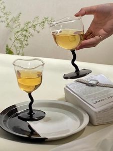 Wijnglazen onregelmatige beker cocktailglas zwart vintage creatief draaihandvat decoratief
