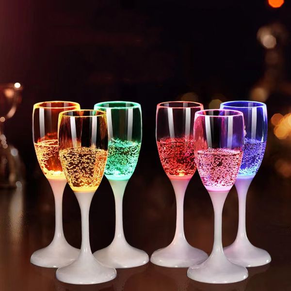 Verres à vin Tasse LED Tasses clignotantes automatiques Tasses lumineuses multicolores Tasses à bière à vin Tasses à boisson au whisky pour la cuisine de fête Décor de Noël 230904