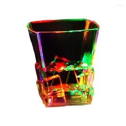 Les verres à vin éclairent les tasses lumineuses en verre avec des lumières qui brillent dans le noir fournitures de fête clignotant pour les bars de noël