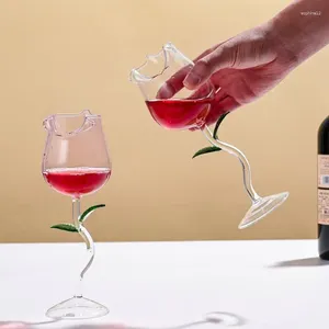 Verres à vin rouge en forme de rose avec feuilles colorées