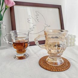 Wijnglazen Vintage glazen beker met reliëf Hoge voet Latte Koffie Afternoon Tea Juice Mini met handvat Hoogwaardige souvenir