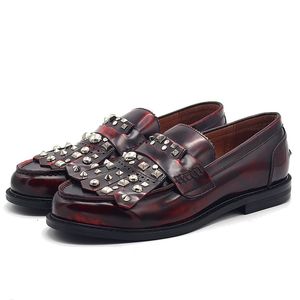 Zapatos Brogue de color rojo vino para hombre, zapatos de vestir de boda de piel de vaca hechos a mano, zapatos Oxford de negocios formales con remaches
