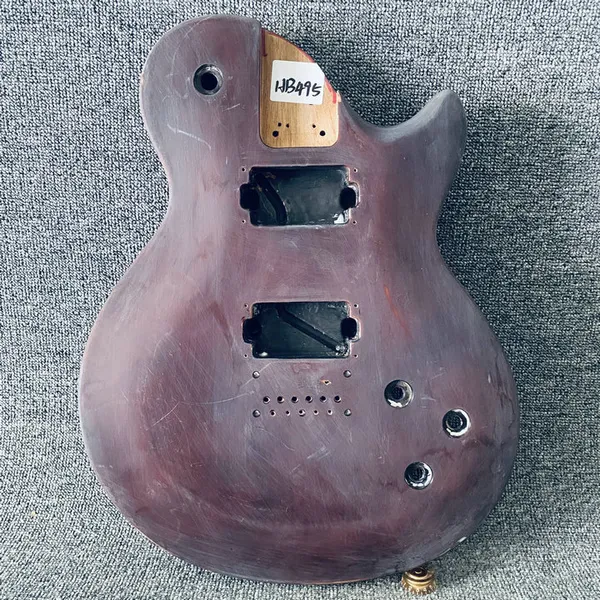 Vin Rouge Couleur LP Corps de guitare en bois massif avec 2 micros Humbucker Damages de surface et fissures de ficelle inachevée à travers le corps pour le bricolage Remplacer