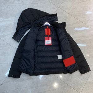 Manteau d'hiver noir en duvet pour femmes Parkas à capuche avec broderie