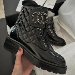 Zapatos casuales Nuevo estilo Botas de invierno para mujer Hombres Tobillo Diseñadores Martin Botines de cuero planos Plataforma al aire libre Cadena Hebilla Bota Lujo Nieve Diseñador Dama Viaje Cálido