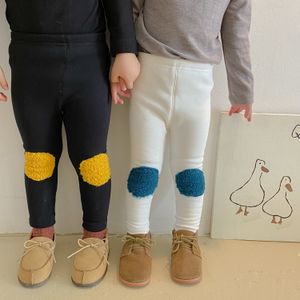 Winter jongens en meisjes schattige patch fluwelen leggings kindermode all-match 4 kleuren basis skinny broek 210303
