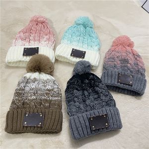 Winter Merk Vrouwelijke Pom Poms Hoed Mode Cap Voor Vrouwen Designer Gebreide Beanie Caps Dames Dikker Mutsen Fleecing Gradiënt Skimuts