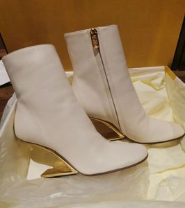 Brand d'hiver Premières femmes Boot de la cheville nue noire blanc nappa en cuir fshaped talons rond des bottes d'orteil dorées de lady en métal.