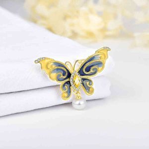 Invierno mariposa broche de esmalte femenino artesanía de alto grado perla natural suéter cadena colgante