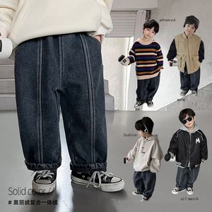 Wintervrije kinderbroekstijl met fleece en dikke jongensjeans