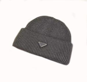 Casquettes de créateurs d'hiver chapeaux d'homme de luxe triangle en métal créatif avec des lettres résistantes au vent froid chaud bonnets délicats chapeau tricoté design moderne pour dames gentleman