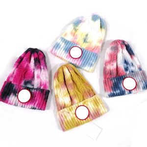 Sombreros de diseñador de invierno Gorro de diseñador Sombreros de Papá Noel Sombrero de hilo de color Sombrero de cubo Gorro de punto de lana Gorros de calavera de primavera Letras Sombreros ajustados al aire libre ocasionales 135 g