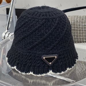 Winterontwerper Gebreide emmer hoed voor vrouw man luxe gemonteerde hoeden klassieke gesp buckle -ontwerpers beanie mode solide wollen motorkap casquette