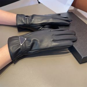 Hiver Designer P Gant Femme De Luxe Gants En Peau De Mouton De Mode Noir Cape Gant Femme Gants Chaud Handschuh Doigt Gants Triangle Guanto