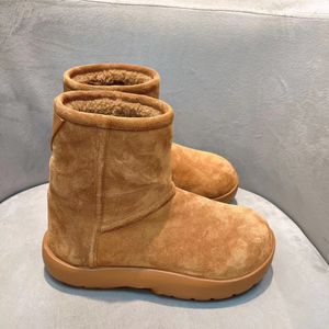 Diseñadora de invierno para mujeres Nieve cómoda Botas de Australia de gamuza de piel de oveja corta de zapatillas al aire libre aisladas