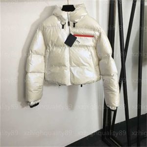 Hiver Down Manteaux Designer Veste Femmes Veste À Manches Longues À Capuchon Lettre Rouge Bande Décorée Poche À Fermeture Éclair Lumineux Style Court Lady Puffer Vestes Femmes Top