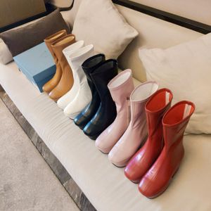 Botas de plataforma impermeables de cuero elástico de invierno para mujer, diseño de logotipo triangular, zapatos de suela gruesa multicolor