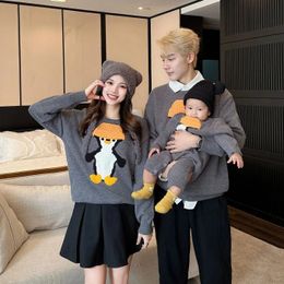 Hiver Family Cartoon Sweater Père mère et fille Fils assortiment en tricot bébé body tricot bodys coréen couples vêtements 240507