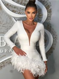 Moda de invierno Mujeres Sexy Cuello en V Manga larga Pluma Negro Blanco Mini vestido del vendaje 2023 Elegante Fiesta del club de noche 231228