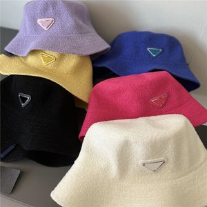 Invierno Fluffy Bucket Hats Triangle Designer Mens Sunhat Marca de moda Fisher Hat para hombres Mujeres Gorros de moda Invierno Fedora Snapback Caps