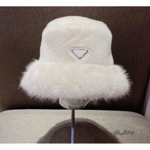 Chapeau de seau de fourrure d'hiver pour femmes 2023 nouveau créateur de mode épais chaud dames chapeaux de pêcheur casquettes cache-oreilles noir rose blanc C056 100