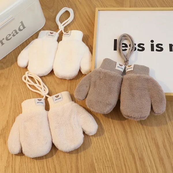 Gants d'hiver pour les enfants de style coréen séries blanches bébé mittens pour né épaissoir les accessoires chauds de lapin épaissis 231221