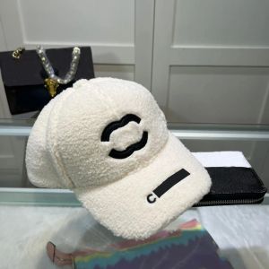 Capilla de pelota de lana de sombrero de invierno para mujer Faux Fur Designer Baseball Caps with Letter