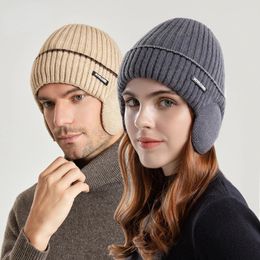 Chapeaux d'hiver pour les hommes et les femmes Unisexe Trépie du chapeau de laine épais bordé avec des oreillettes Stretch Fashion Pullover Cap 240311