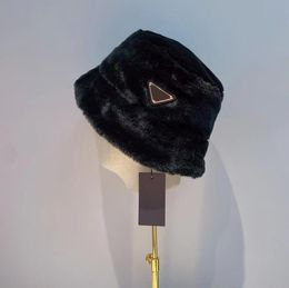 chapeaux d'hiver pour les femmes Designers nouveau style Seau en peluche Laine Chaleur designer chapeau Mode femmes Loisirs Chapeaux à large bord Cadeau de Noël fourrure Fluffy Cap