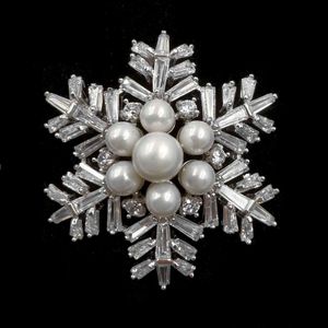 Winter Holiday Jewelry Buaguette Cut CZ Cluster Moeder van Parels Sneeuwvlok Broche Sneeuwbloem Pin of Damesjas Dressy Kleding