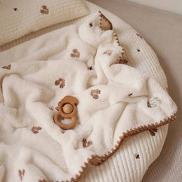 Winter Ins Korean Coral Fleece s geboren borduurwerk geboren Swaddle Stroller Quilt Flanel Bedding 231222