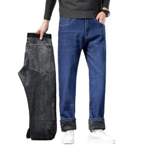 Jeans de invierno Jeans acolchados de hombres rectos altos en espesas engrosados ​​medios calientes de cintura de talla grande pantalones casuales 44 42 231220