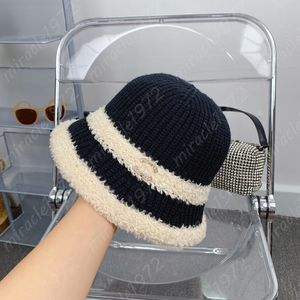 Chapeau tricoté d'hiver Chapeau de designer Chapeaux de seau en laine de fourrure Femmes Casquette de voyage de luxe Mode Stripe P Caps pour hommes Bonnet de pêcheur Nouveau -3