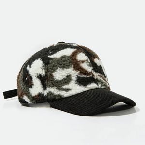 Hiver Lamb Woolen Baseball Cap pour les hommes Camouflage Figure Ourdoor Cordigure chaud Brim multi-couleurs Ajustement Femmes Coup de crâne 240423