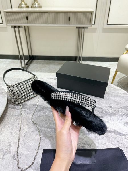 Zapatillas de mujer de diseñador de lujo de invierno con parte inferior plana y punta de clip, adorno de cadena de diamantes esponjosos, moda para el hogar, tamaño 35-40