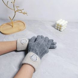 Gants de luxe d'hiver Designers chauds gants de laine à cinq doigts Couple hiver extérieur mitaine chaude gants épais taille libre cyclisme gant de conduite 2312152D