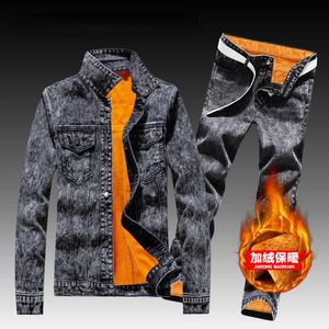 Winter Men Fleece voering dikke warme denim tweedelige set slanke fit cowbody jacket jeans pak safari -stijl vrachtbroek matching set 240429