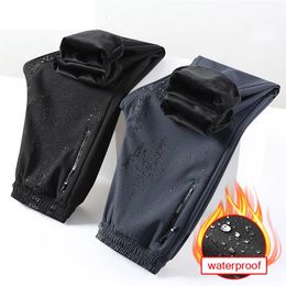 Hiver hommes chaud Joggers épais polaire pantalon de survêtement décontracté Cargo pantalon imperméable pantalon de Gym Jogging pantalon mâle vêtements 8XL 240103